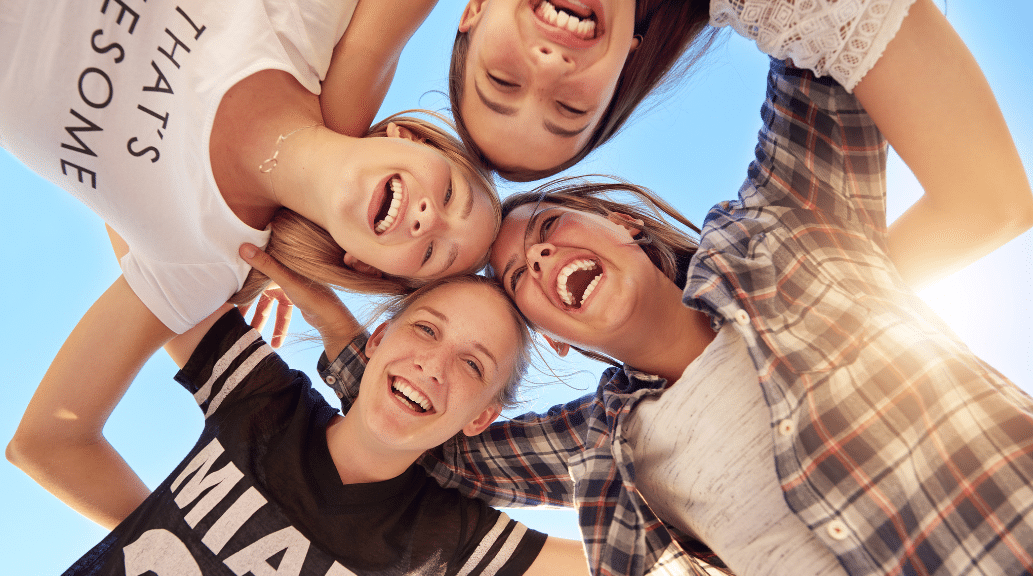 4 adolescentes souriantes