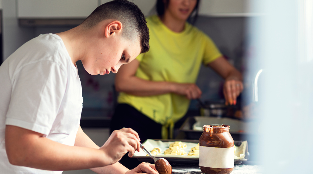 Photo d'un ado garcon en train de cuisiner