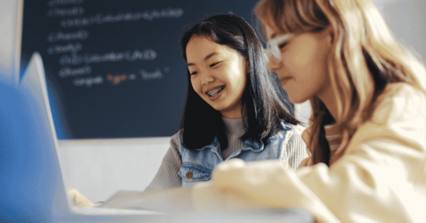 AdolescentS concentrés en train de créer sur ordinateur — la vraie maîtrise du numérique en 2026