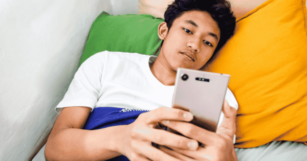 Adolescent absorbé par son smartphone — la confusion entre consommer et maîtriser les écrans